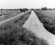 847569 Gezicht over het zandbed voor het tracé van de parallelweg langs de T27 (links, de tertiaire provinciale weg ...